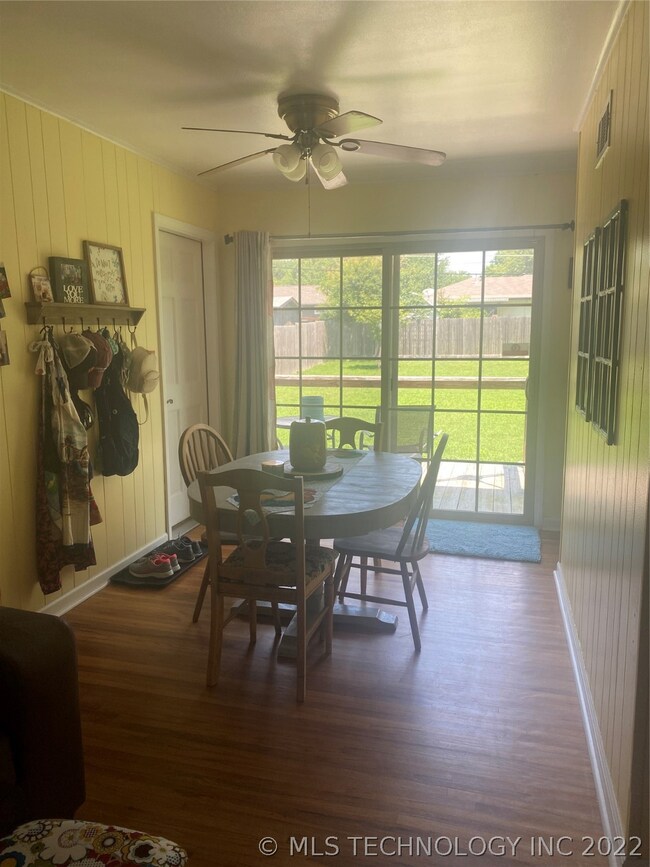 NICE DINING AREA & UPDATED SLIDING DOOR