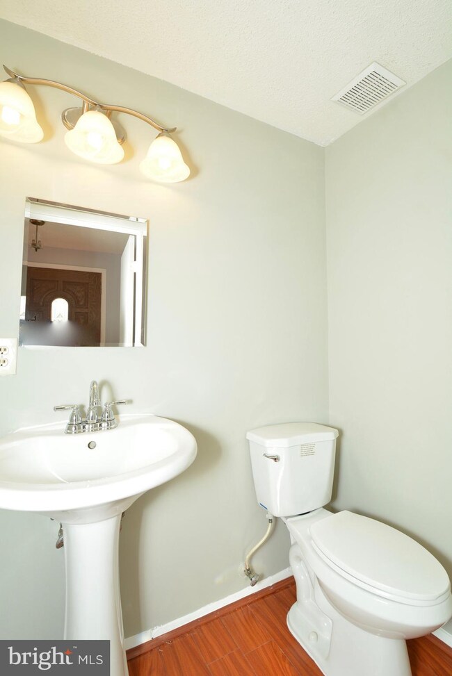 8674 Bent Arrow Ct, Springfield, VA 22153 - photo 3