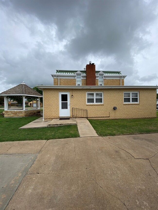 121 E 2nd St, Lucas, KS 67648 - photo 7