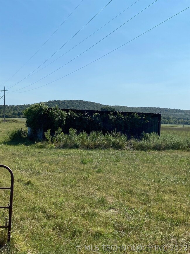 Barn loafing shed