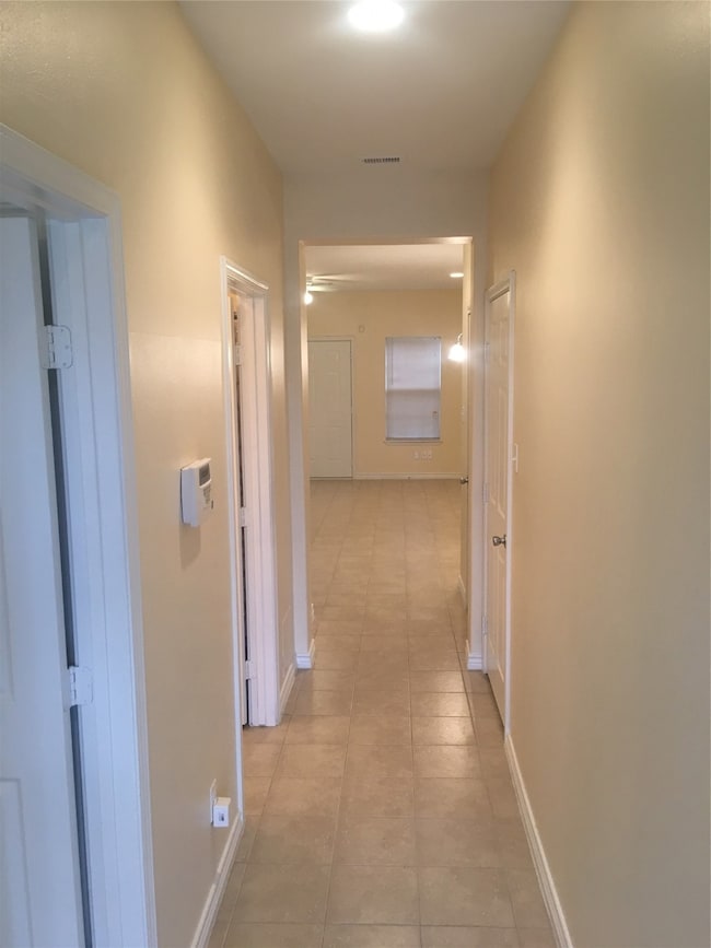 10642 Logger Pine Trail unit B, Houston, TX 77088 - photo 5