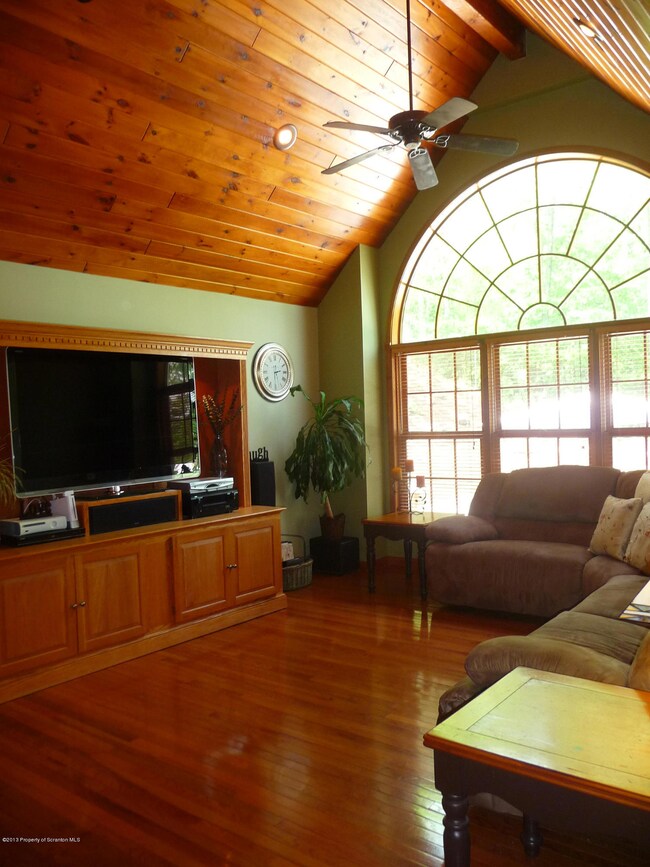 202 Huntington Dr, Scranton, PA 18519 - photo 5