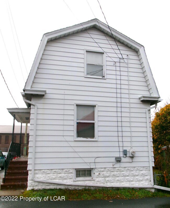 19 W Washington St, McAdoo, PA 18237 - photo 2