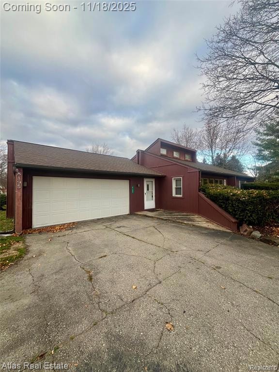 View of front facade with driveway and an attached garage