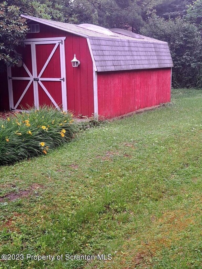 319 Blue Shutters Rd, Roaring Brook Township, PA 18444 - photo 6