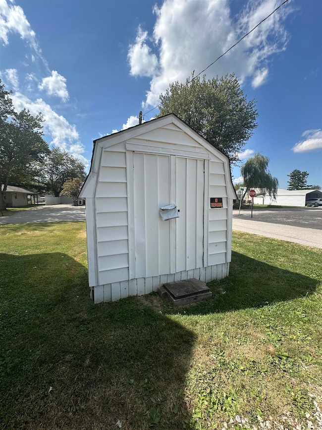 689 4th St NW, Linton, IN 47441 - photo 3