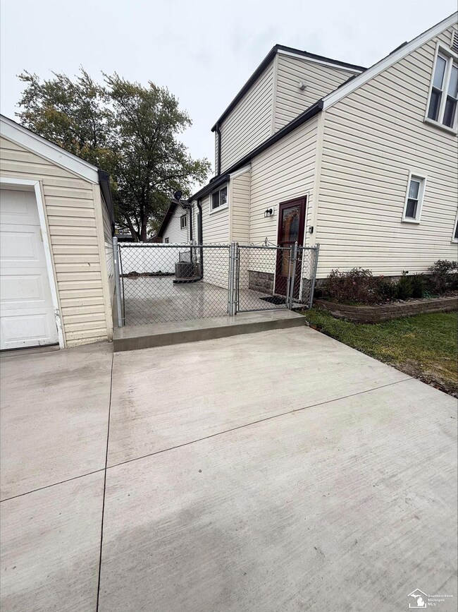917 Wolverine Ave, Monroe, MI 48161 - photo 4