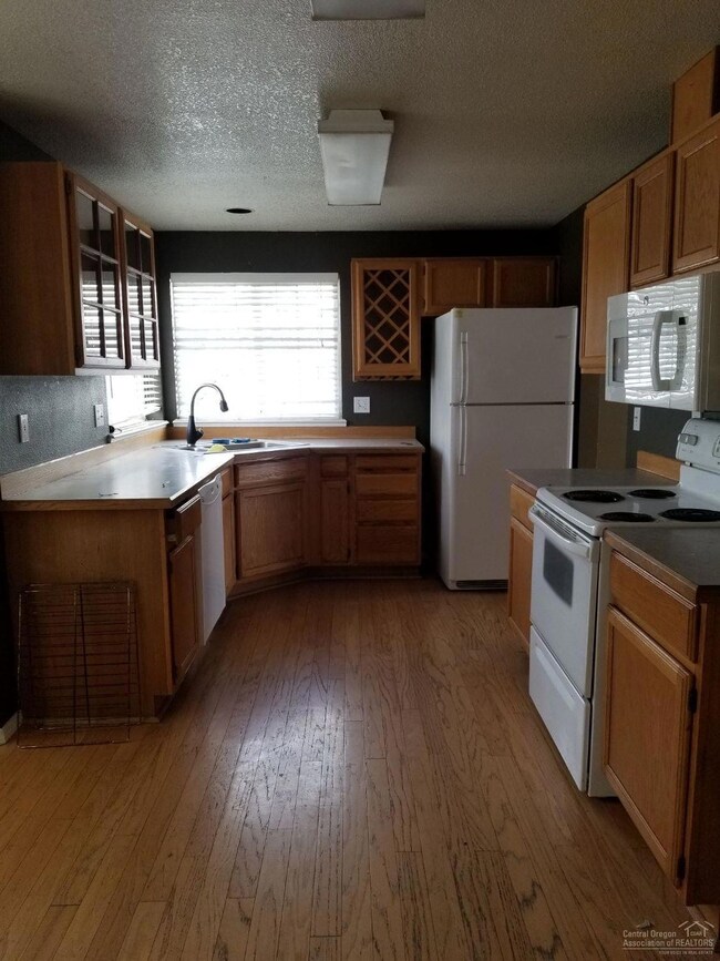 2222 SW 31st St, Redmond, OR 97756 - photo 2