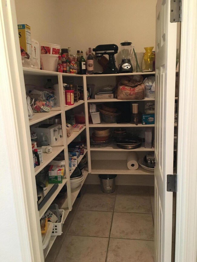 L-shaped walkin pantry