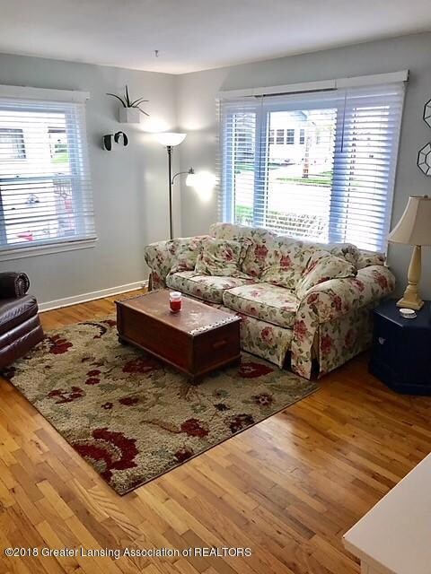 625 foster living room 1