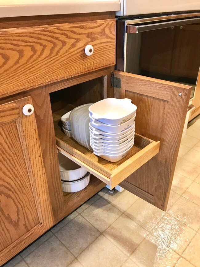 808 Carol Ct unit C-8, Pontiac, IL 61764 - photo 2