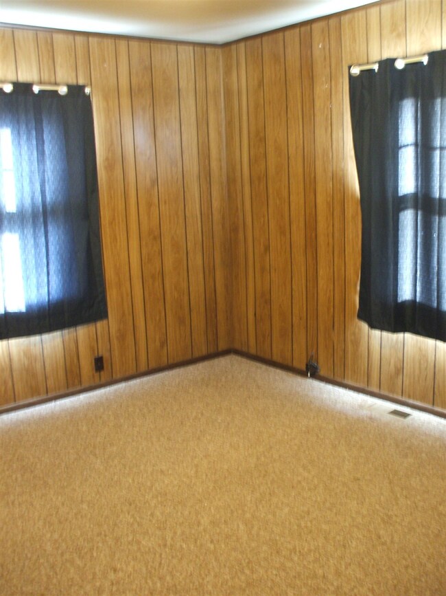 911 W Votaw St, Portland, IN 47371 - photo 5