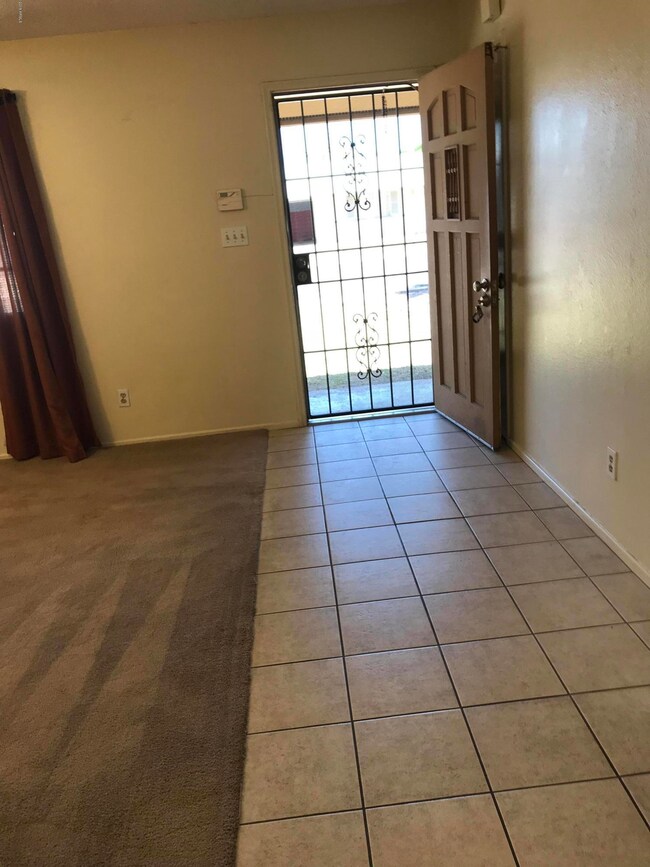 HUNTINGTON TILED ENTRANCE WAY