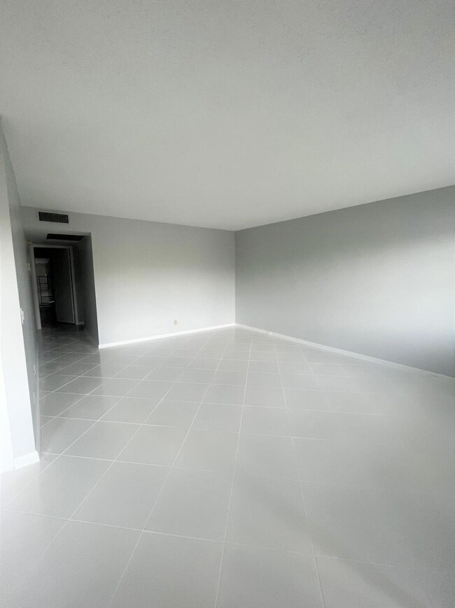 1095 Yarmouth E unit 1095, Boca Raton, FL 33434 - photo 5