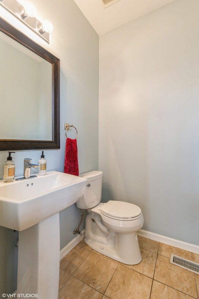 966 Mesa Dr, Lake In the Hills, IL 60156 - photo 3