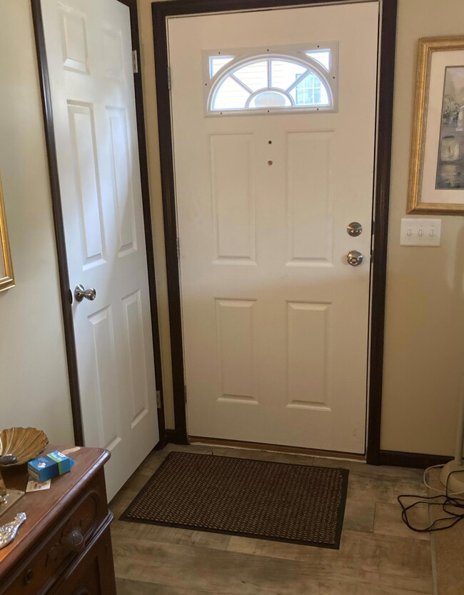 foyer w closet (2)
