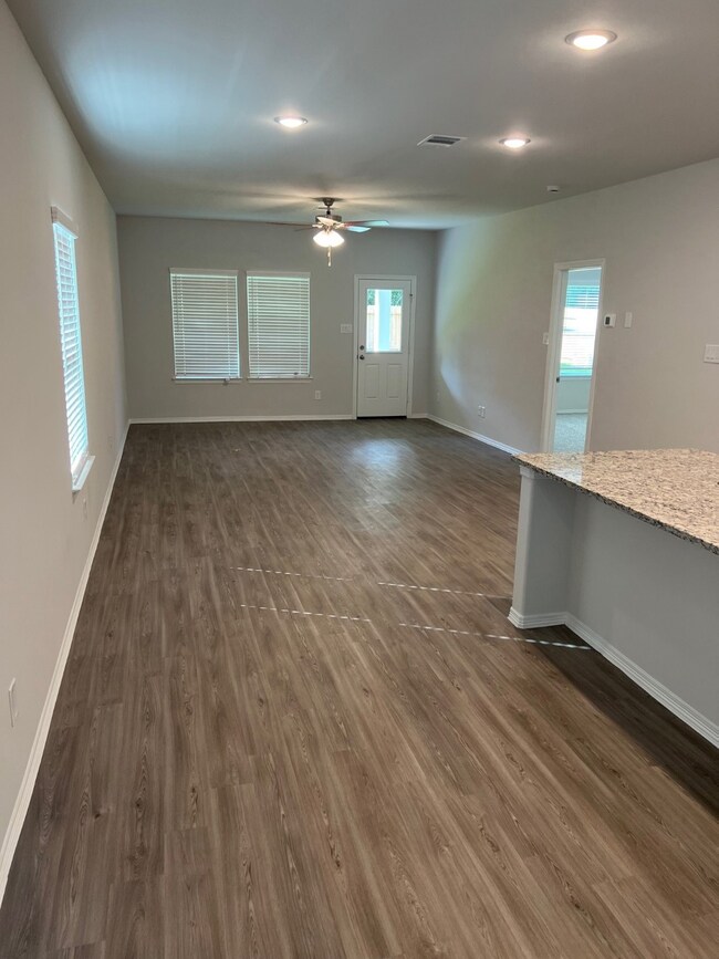 10918 Holly Briar Ct, Tomball, TX 77375 - photo 6