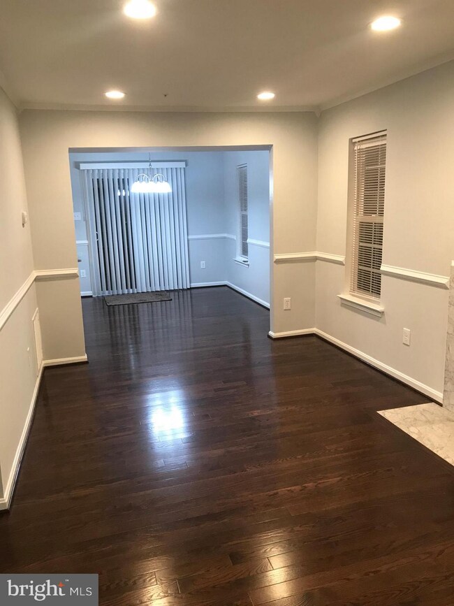 1608 Willowwood Ct, Hyattsville, MD 20785 - photo 7