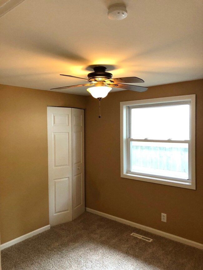 319 Amarillo Dr, Carpentersville, IL 60110 - photo 5