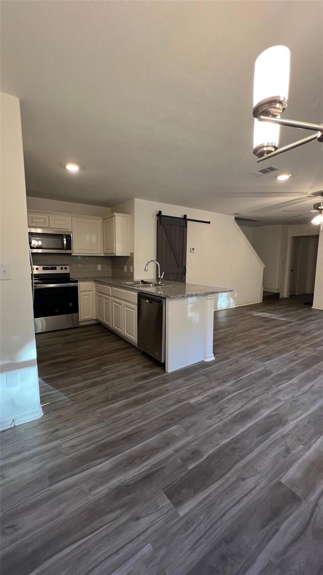 418 S 3rd St unit 2, Bonham, TX 75418 - photo 4