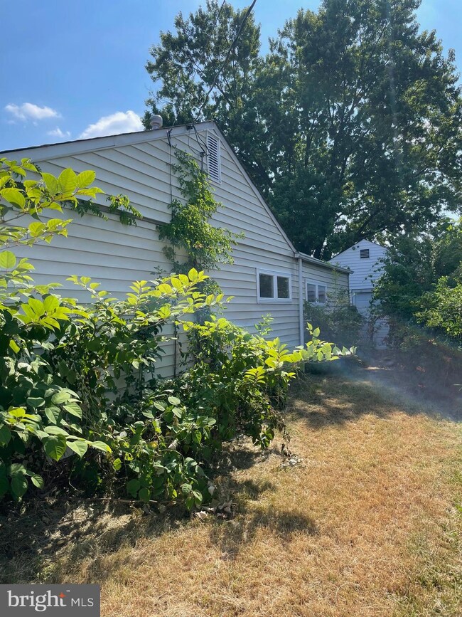 2414 Saratoga Ave, Halethorpe, MD 21227 - photo 2