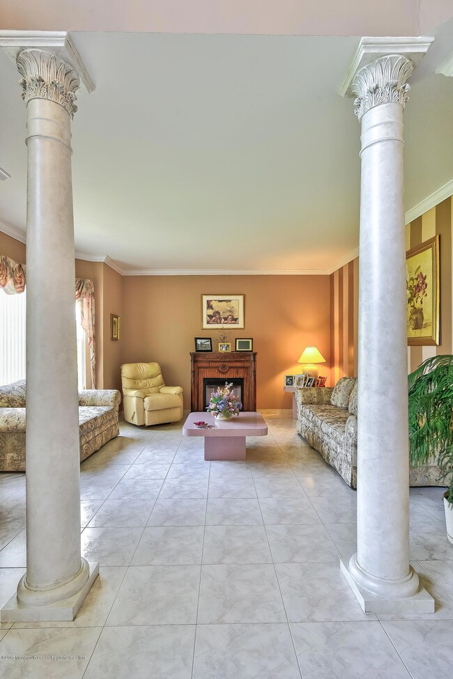 004_Living Room