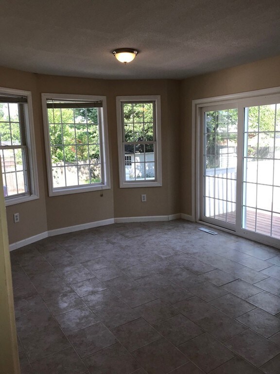 54 Agnes St unit 1, Springfield, MA 01118 - photo 4