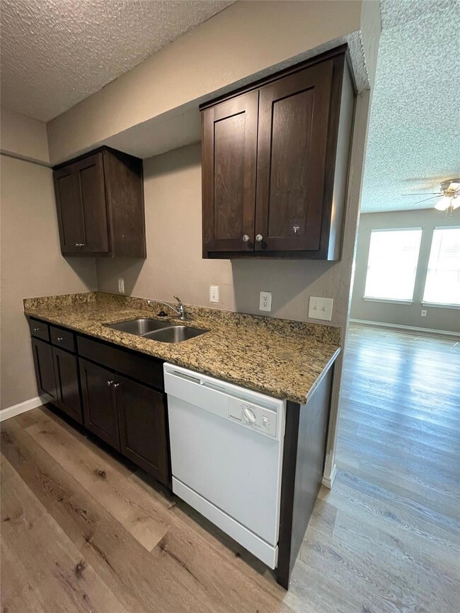 327 SE 3rd St unit 102, Grand Prairie, TX 75051 - photo 5