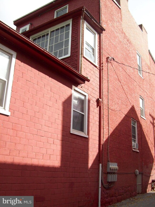 139 S 2nd St, Chambersburg, PA 17201 - photo 6
