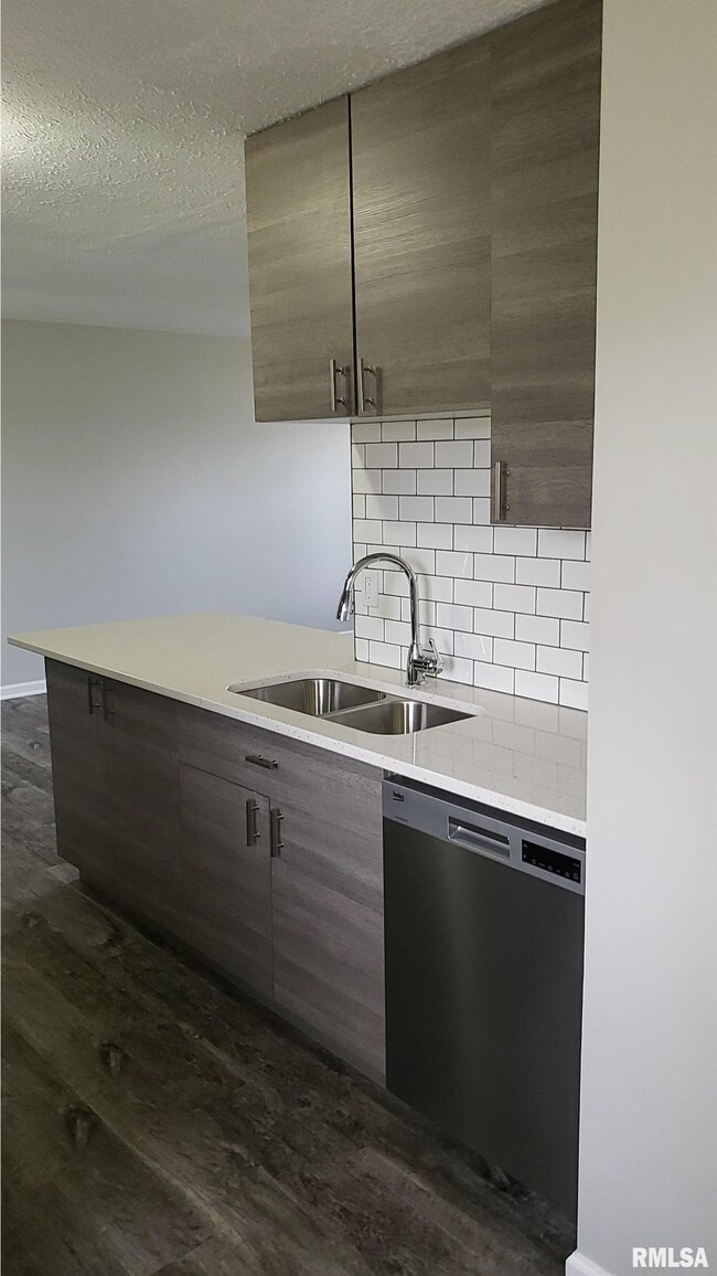 1716 W 58th St, Davenport, IA 52806 - photo 3