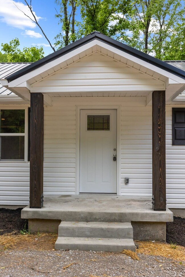 1591 Marsh Creek Rd, Linden, TN 37096 - photo 5