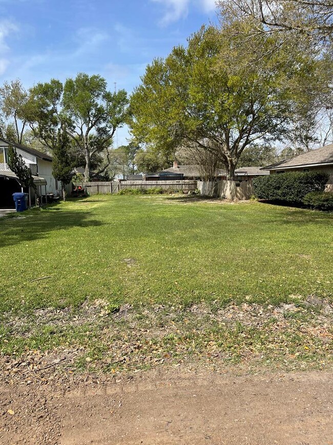 311 Ronald Ave, Bay City, TX 77414 - photo 3