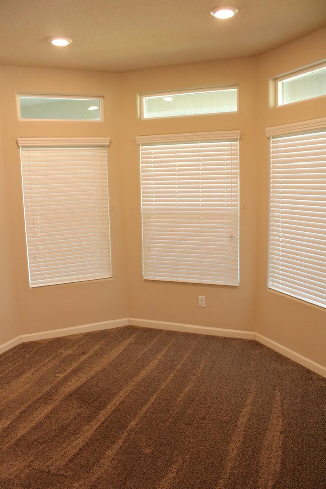 6673 E Lansing Way, Fresno, CA 93727 - photo 7