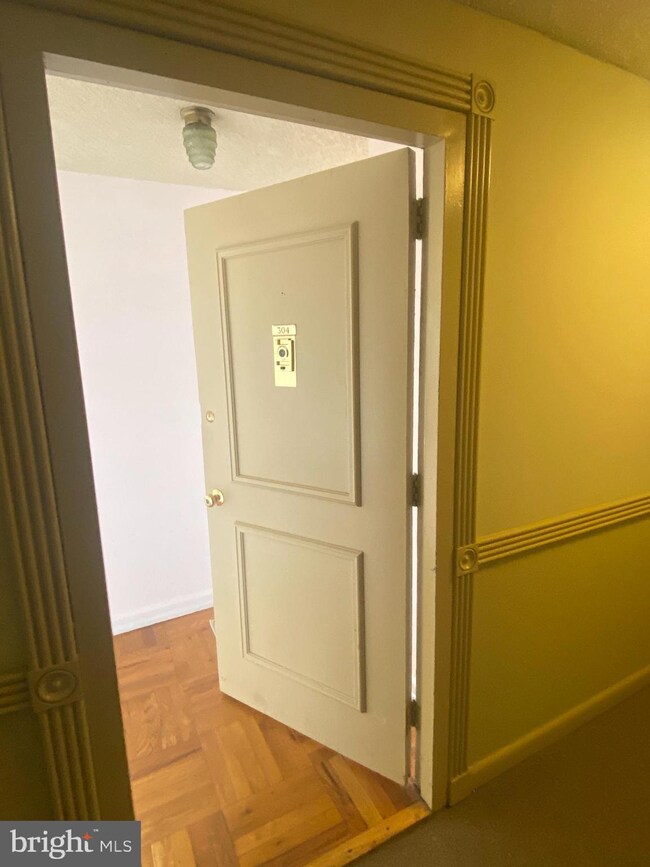 Radnor House unit 304, Bryn Mawr, PA 19010 - photo 2