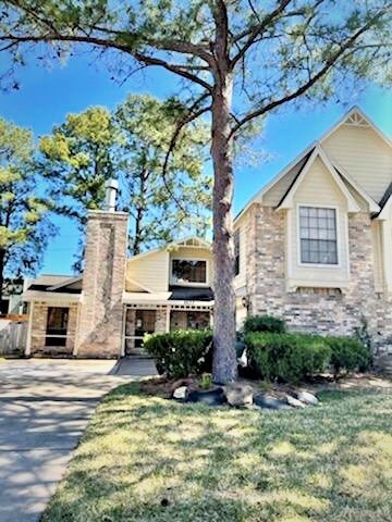 Home view in Front with Driveway