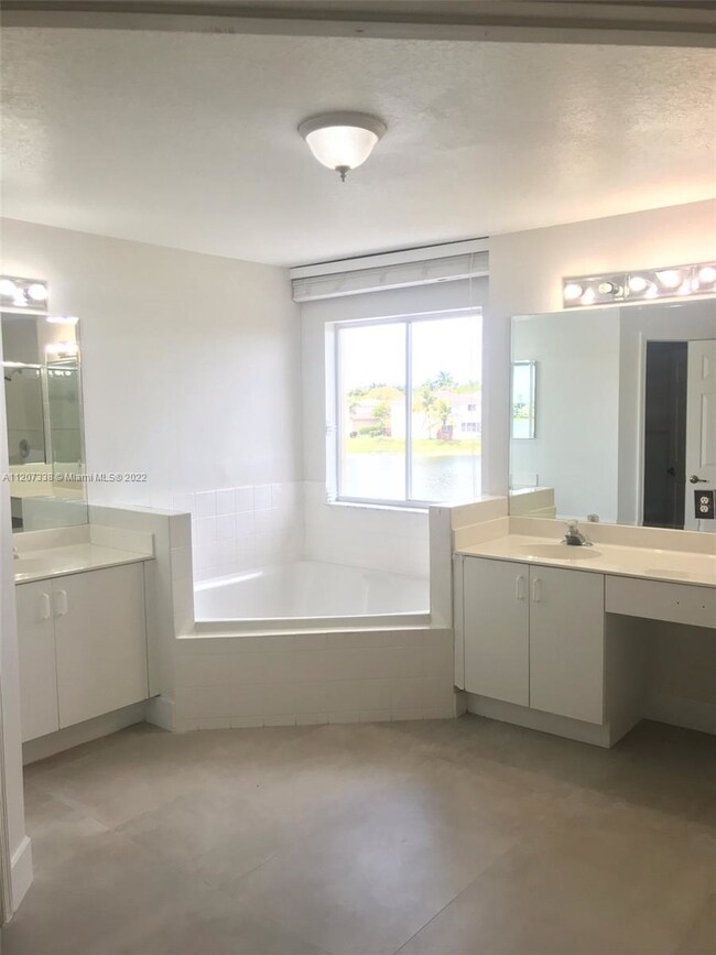 6674 NW 107th Place, Doral, FL 33178 - photo 5