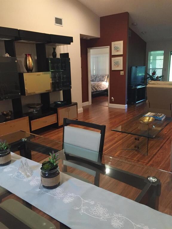 10631 Palm Leaf Dining view