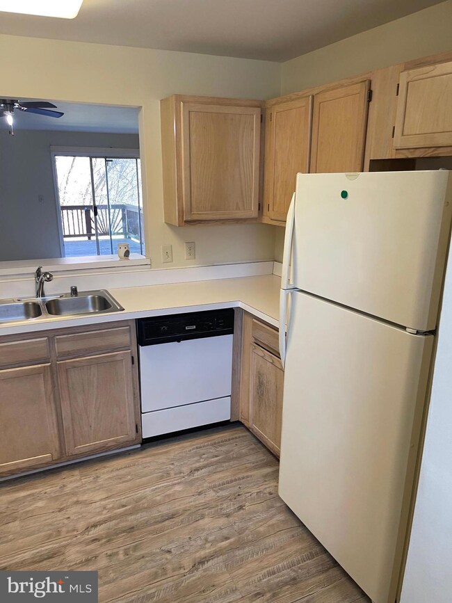 4146 Applegate Ct, Suitland, MD 20746 - photo 5