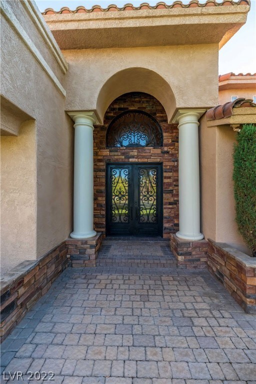 Stone wall accent blend with paver walkway and dra