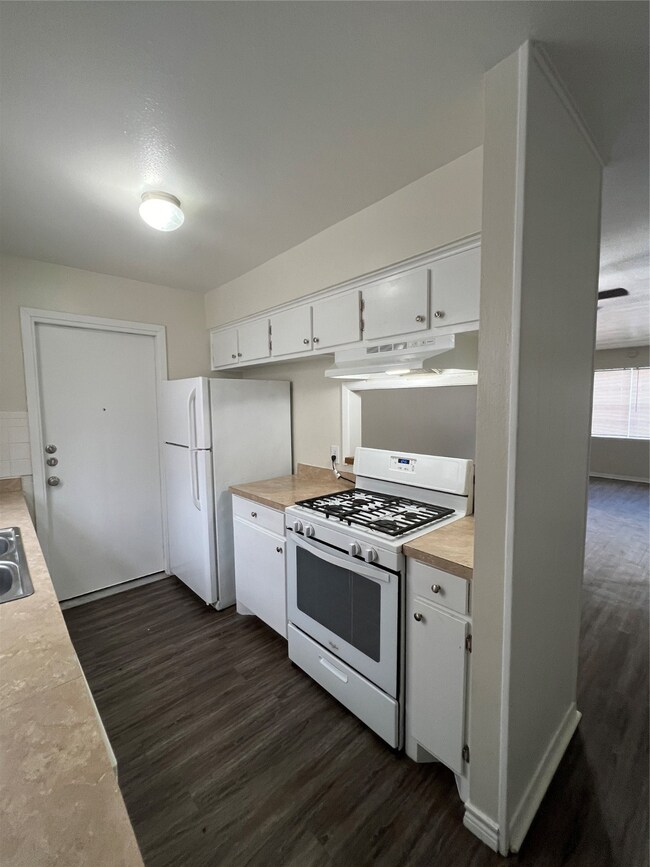 2400 5th St unit 12, Bay City, TX 77414 - photo 5