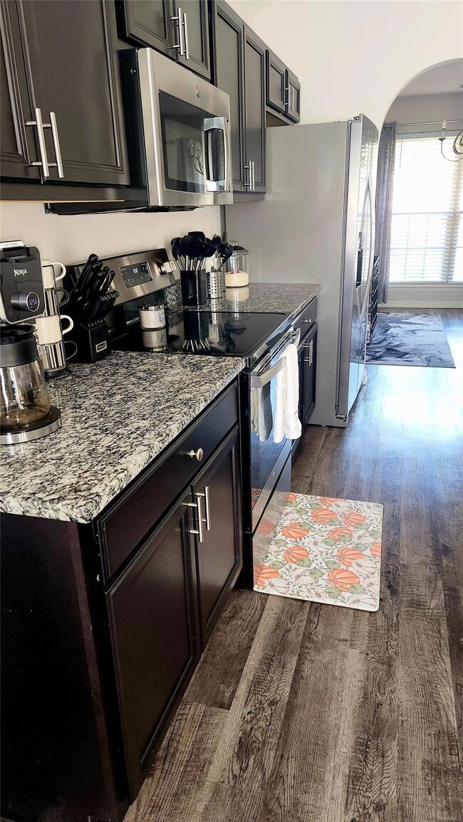 Great workspace both sides of kitchen