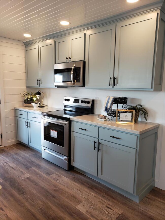 large kitchen with AWESOME finishes!