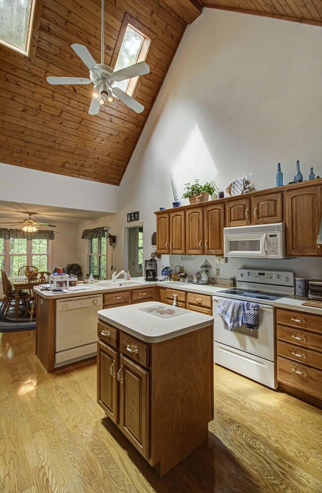 1426 Snappwood Dr, Sevierville, TN 37862 - photo 5