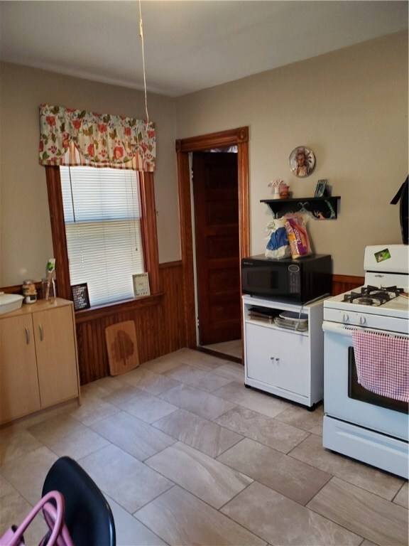 38 Wildwood Ave, Providence, RI 02907 - photo 7