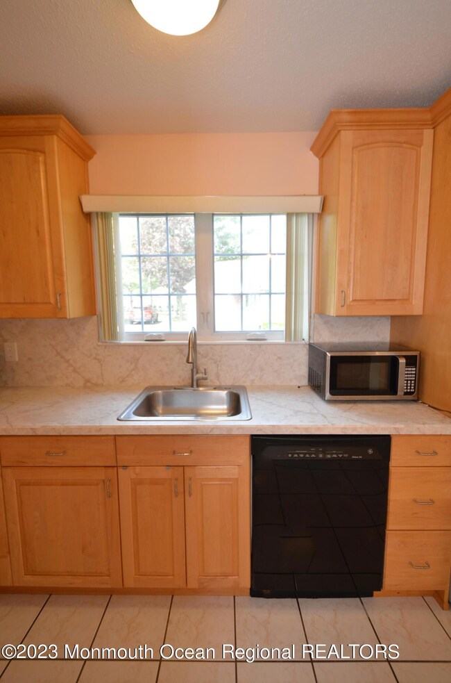 12 Linton Close unit 1000, Freehold, NJ 07728 - photo 7