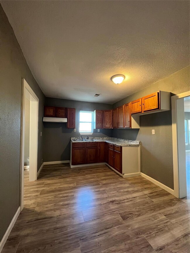 110 E Freeman St, Ennis, TX 75119 - photo 4