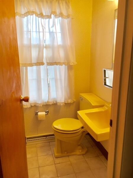 FIRST FLOOR POWDER ROOM!