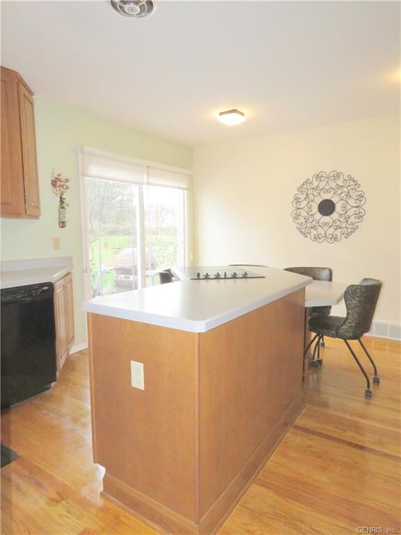 EAT-IN Kitchen w/Breakfast Bar * Slider to Backyar