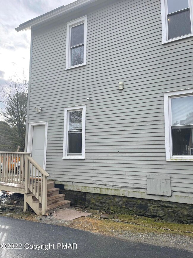 222 Learn Rd unit 2nd Fl, Tannersville, PA 18372 - photo 2
