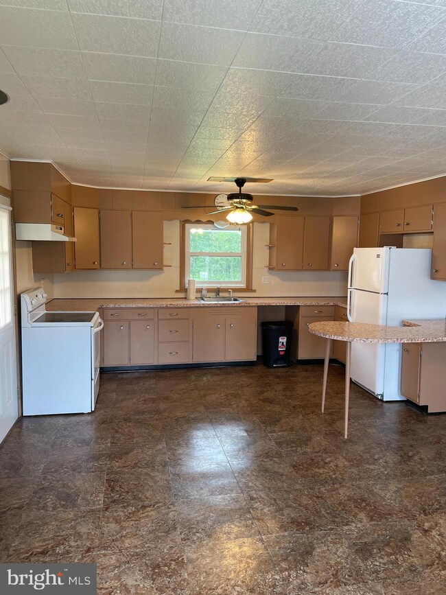 1201 Pottsville Pike unit A, Shoemakersville, PA 19555 - photo 3